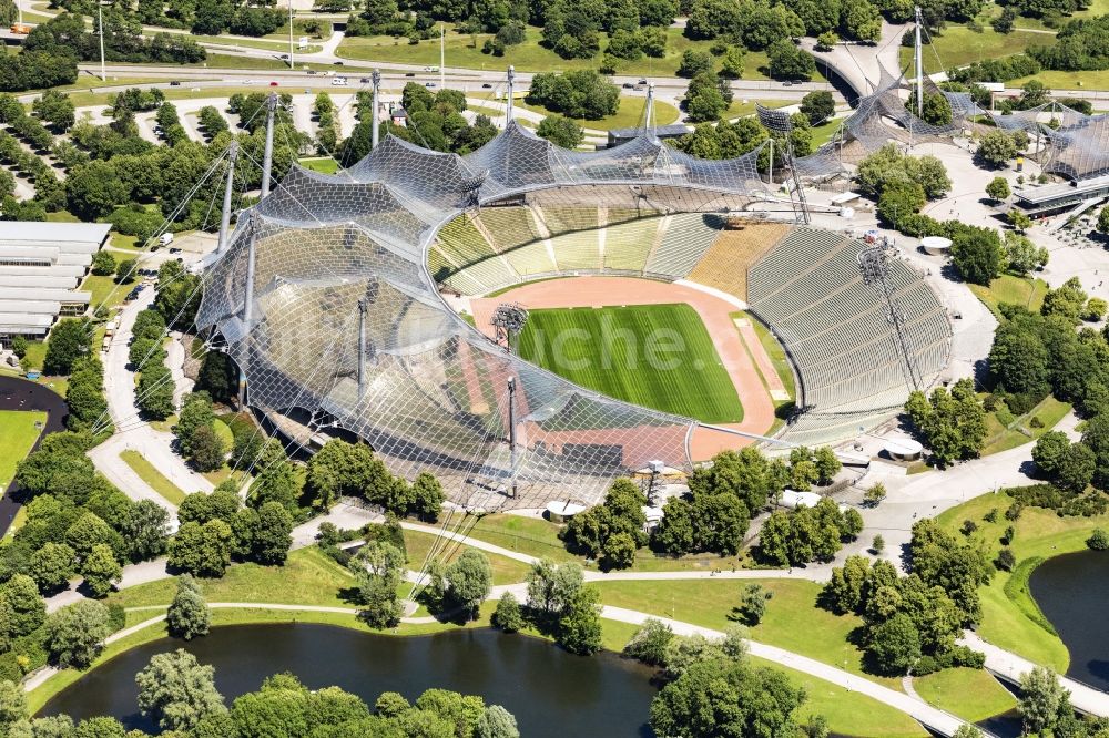 München von oben - Dachkonstruktion Olympiadach des Olympiastadions in München im Bundesland Bayern