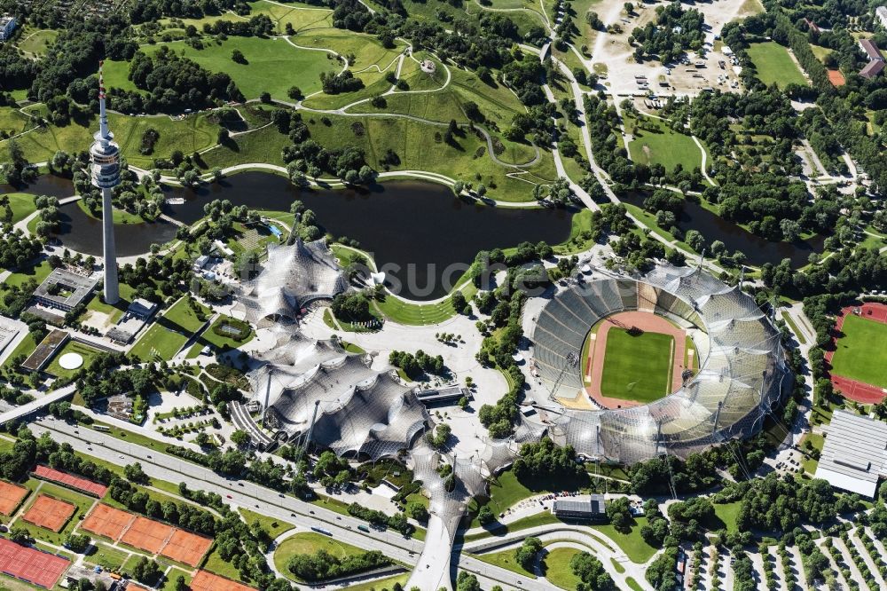 Luftaufnahme München - Dachkonstruktion Olympiadach des Olympiastadions in München im Bundesland Bayern