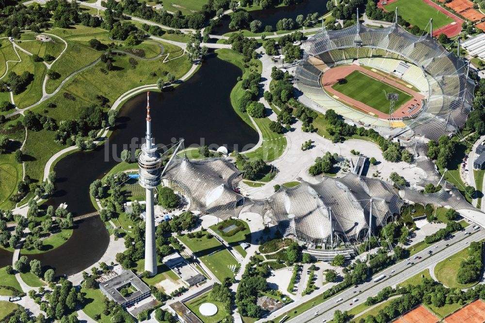 München aus der Vogelperspektive: Dachkonstruktion Olympiadach des Olympiastadions in München im Bundesland Bayern