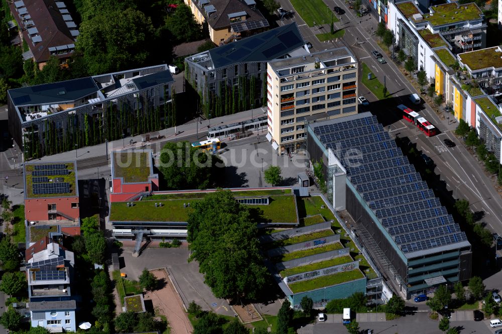 Luftbild Freiburg im Breisgau - Dachkonstruktion mit Photovoltaikanlage auf dem Parkhauses in Freiburg im Breisgau im Bundesland Baden-Württemberg, Deutschland