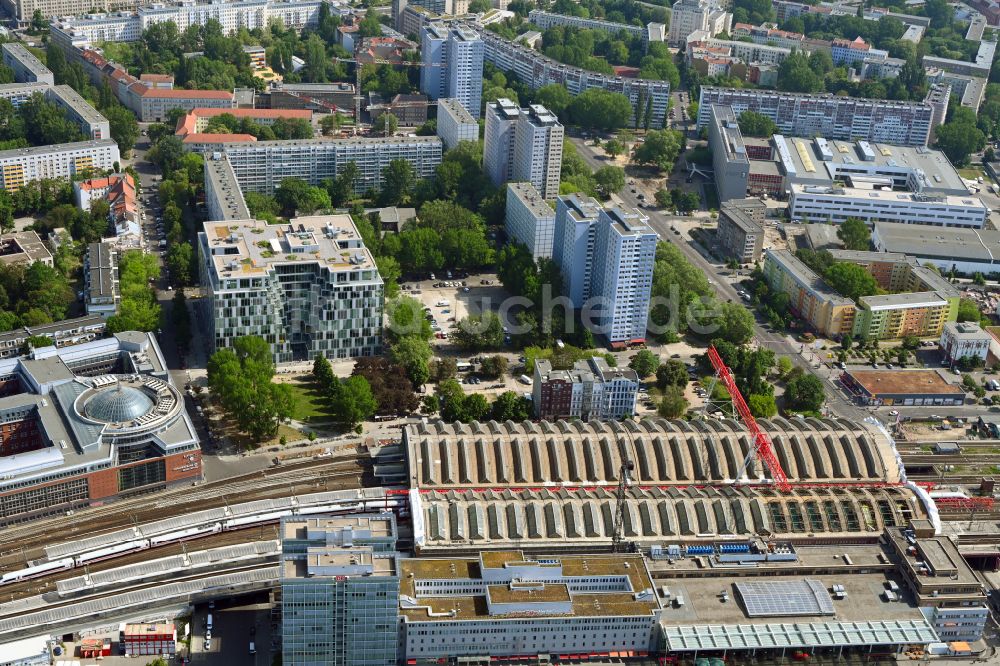 Luftbild Berlin - Dachsanierung am Bahnhofsgebäude der Deutschen Bahn Ostbahnhof im Ortsteil Friedrichshain in Berlin, Deutschland