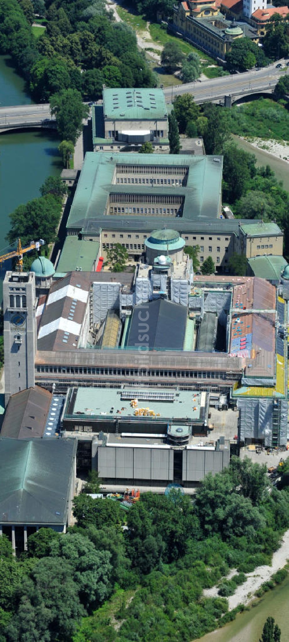 München aus der Vogelperspektive: Dachsanierung am Deutschen Museum auf der Museumsinsel an der Isar in München