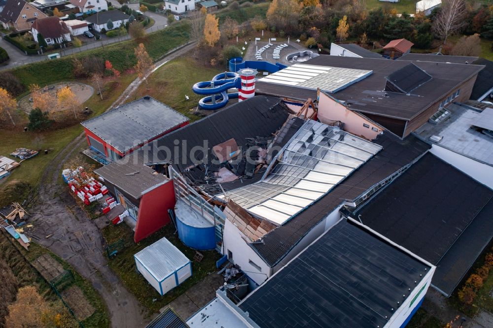 Luftbild Schwedt/Oder - Dachschaden der Freizeiteinrichtung AquariUM in Schwedt/Oder im Bundesland Brandenburg, Deutschland