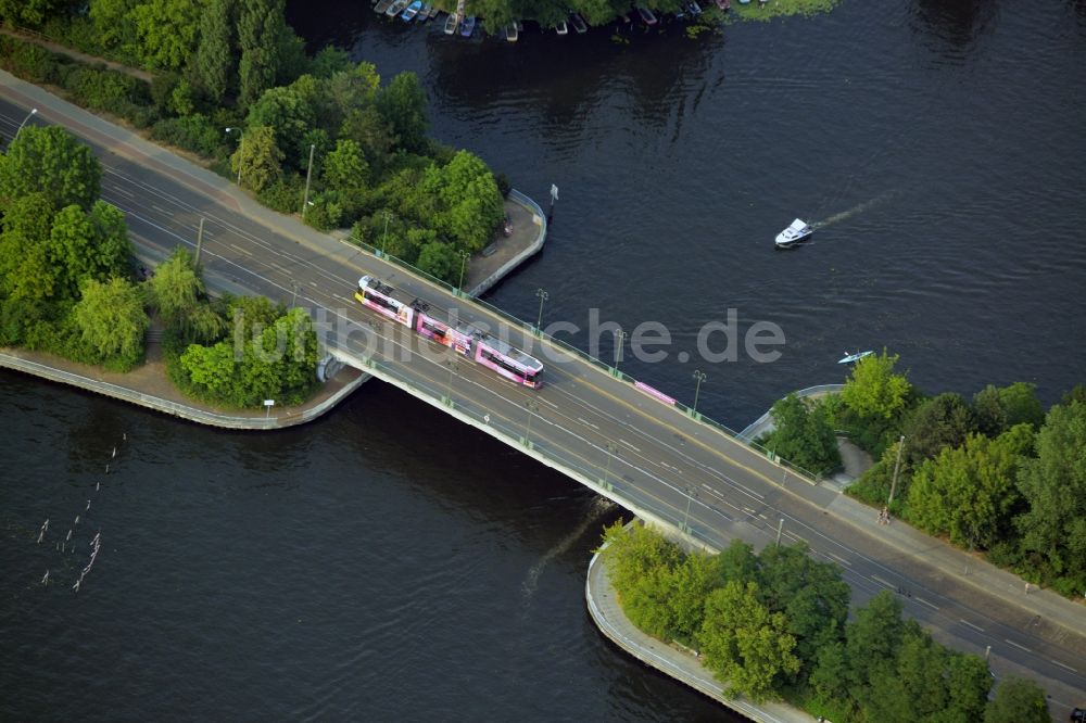 Luftaufnahme Berlin - Dammbrücke über die Spree im Ortsteil Köpenick im Bezirk Treptow-Köpenick in Berlin