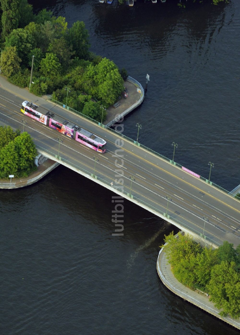 Berlin aus der Vogelperspektive: Dammbrücke über die Spree im Ortsteil Köpenick im Bezirk Treptow-Köpenick in Berlin