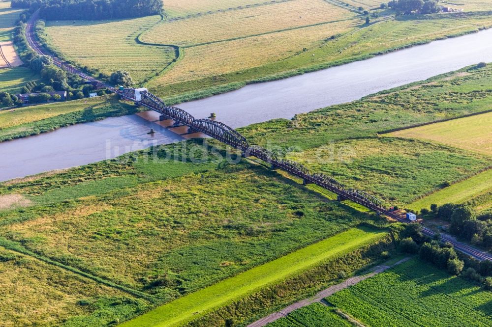 Koldenbüttel von oben - Dammsdeich mit Eisenbahnbrücke über die Eider in Koldenbüttel im Bundesland Schleswig-Holstein, Deutschland