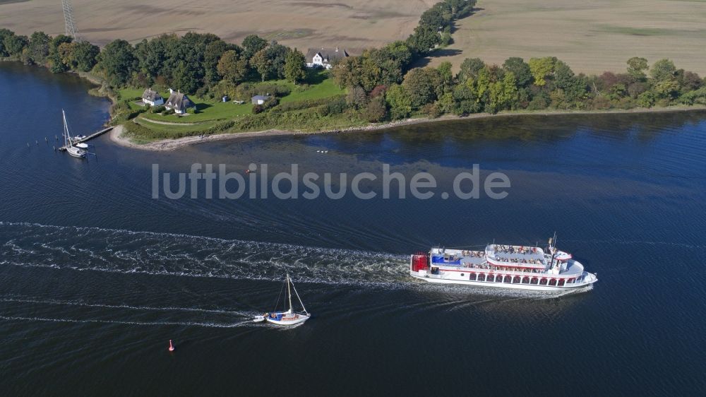Luftaufnahme Ellenberg - Dampfer an den Uferbereiche des Sees Schlei in Ellenberg im Bundesland Schleswig-Holstein, Deutschland