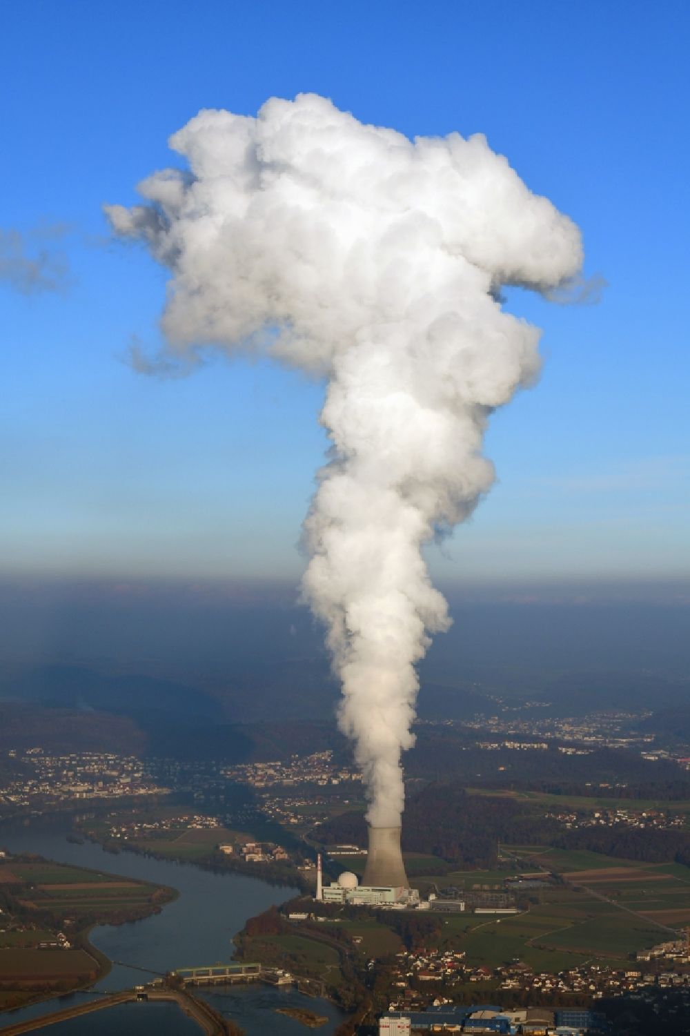 Leibstadt von oben - Dampffahne vom Reaktorblock und Kühlturm des AKW - KKW Kernkraftwerk Leibstadt KKL in der Landschaft am Hochrhein bei Leibstadt im Kanton Aargau, Schweiz