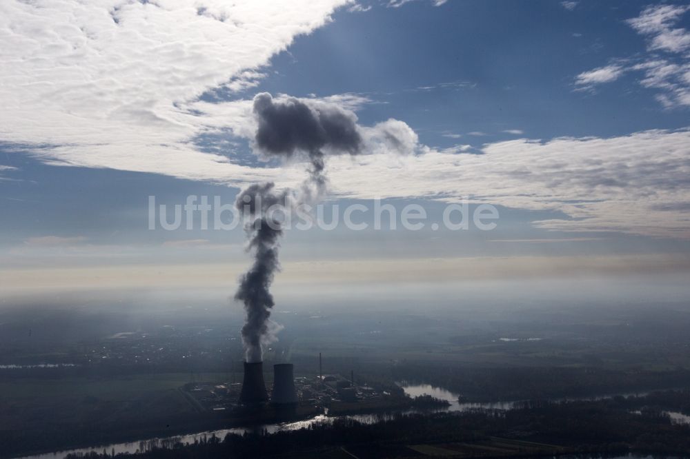 Luftbild Philippsburg - Dampfsäule über dem Kühlturm des AKW Kernkraftwerk der EnBW Kernkraft GmbH auf der Rheinschanzinsel am Rhein in Philippsburg im Bundesland Baden-Württemberg, Deutschland