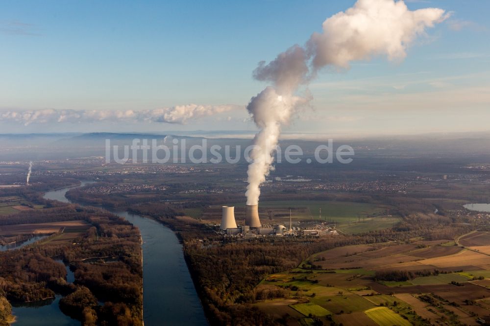Luftaufnahme Philippsburg - Dampfsäule über dem Kühlturm des AKW Kernkraftwerk der EnBW Kernkraft GmbH auf der Rheinschanzinsel am Rhein in Philippsburg im Bundesland Baden-Württemberg, Deutschland