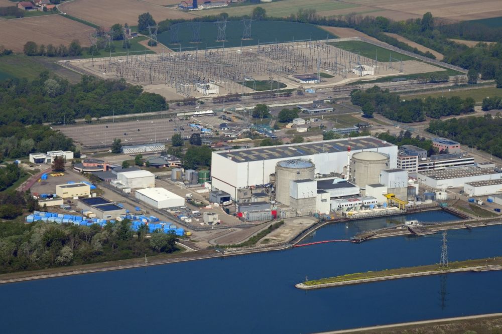 Fessenheim von oben - Das Atomkraftwerk Fessenheim am Oberrhein und dem Rheinseitenkanal in Fessenheim in Frankreich