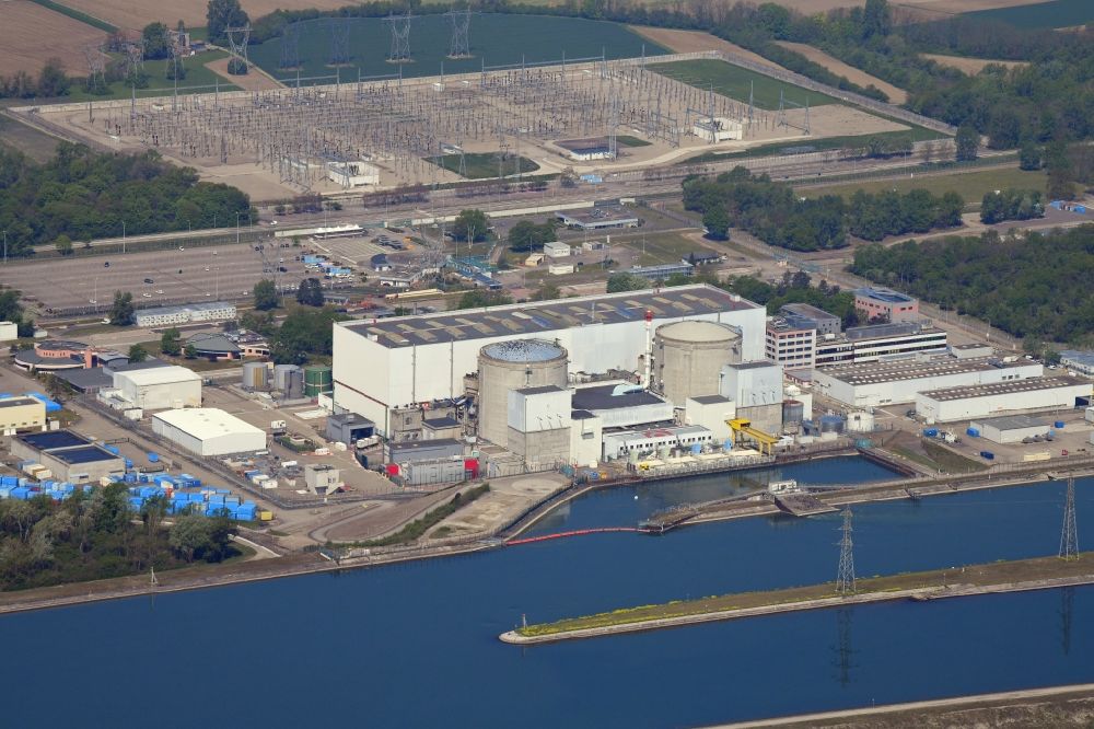 Fessenheim aus der Vogelperspektive: Das Atomkraftwerk Fessenheim am Oberrhein und dem Rheinseitenkanal in Fessenheim in Frankreich