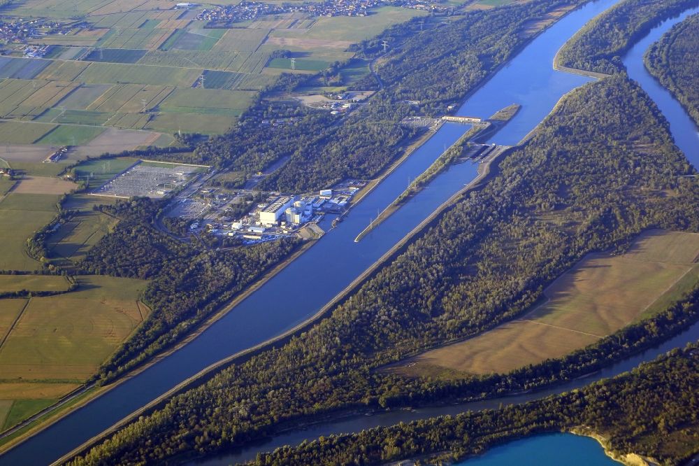 Luftaufnahme Fessenheim - Das Atomkraftwerk Fessenheim am Oberrhein und dem Rheinseitenkanal in Fessenheim in Frankreich
