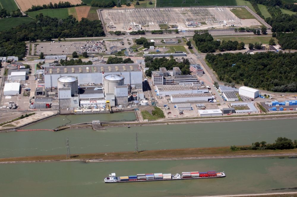 Luftaufnahme Fessenheim - Das Atomkraftwerk Fessenheim am Ufer des Rhein in Fessenheim in Frankreich