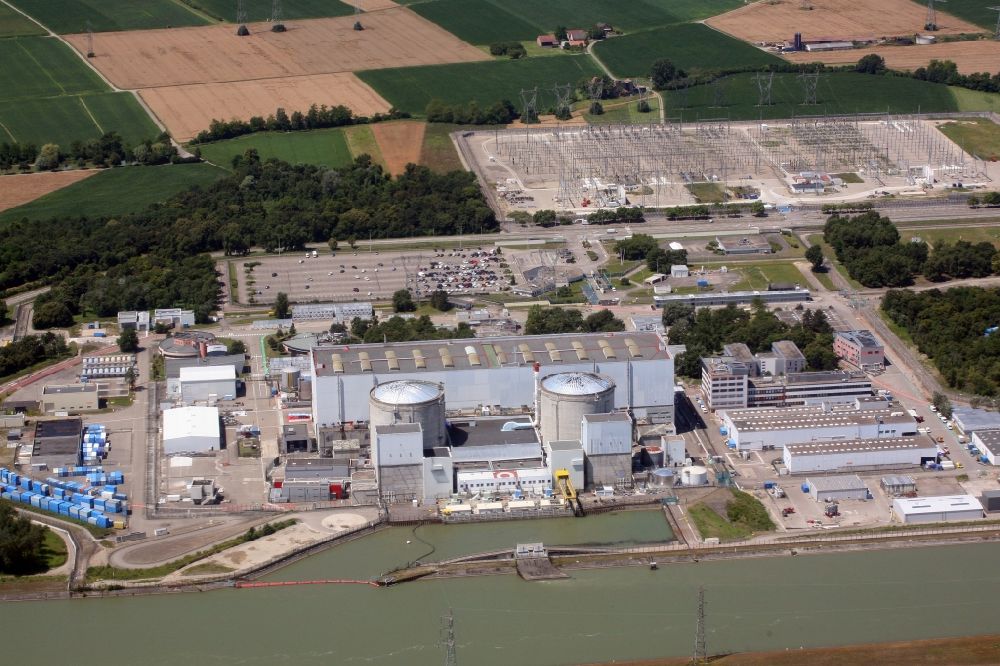 Fessenheim von oben - Das Atomkraftwerk Fessenheim am Ufer des Rhein in Fessenheim in Frankreich