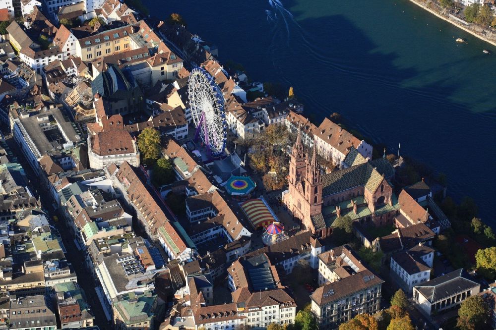 Basel von oben - Das Basler Münster in der Altstadt von Basel in Schweiz