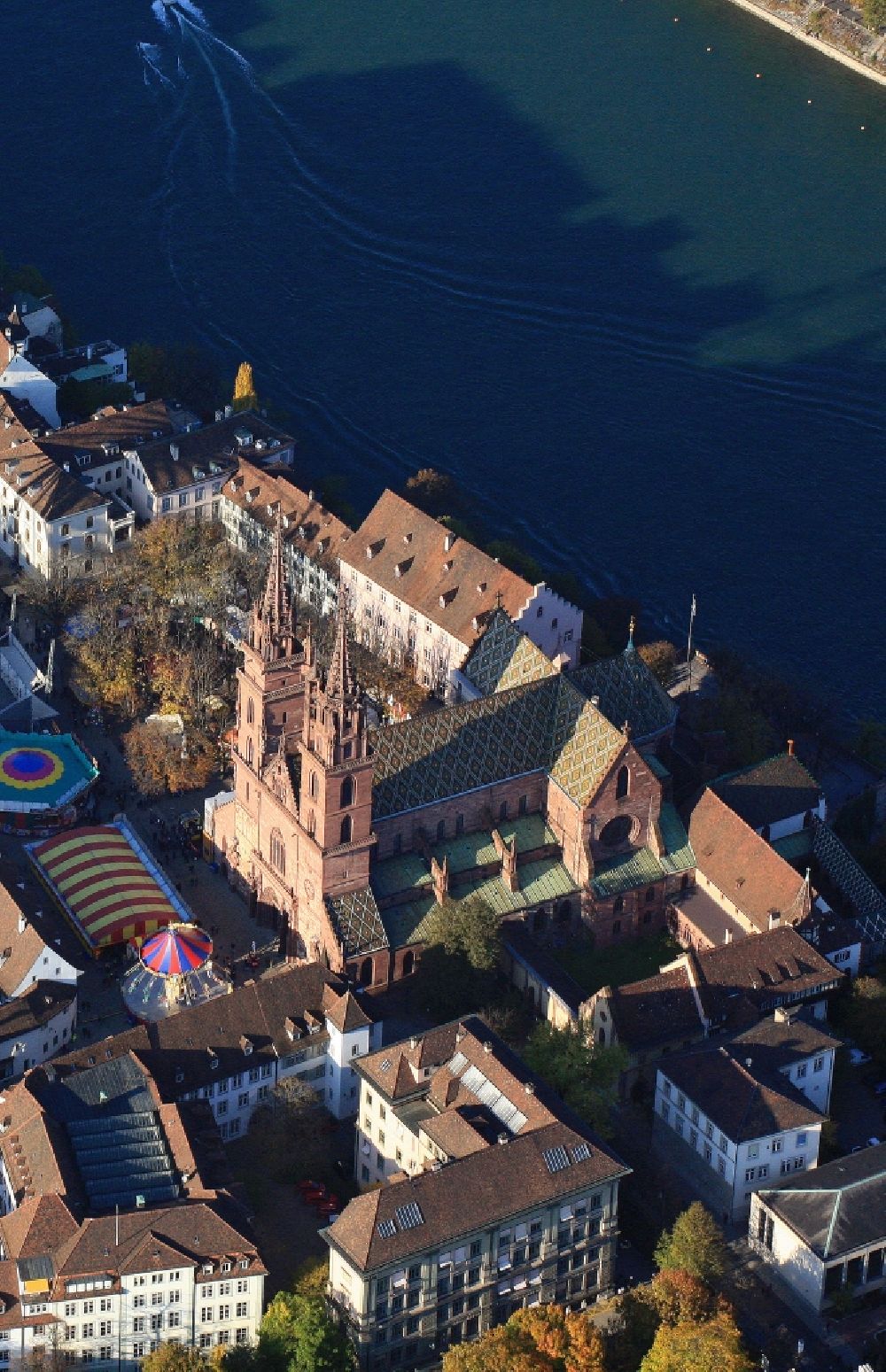 Basel aus der Vogelperspektive: Das Basler Münster in der Altstadt von Basel in Schweiz
