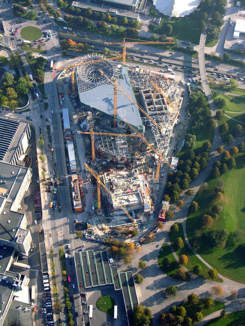 München / Bayern von oben - Das BMW Auslieferungs- und Eventcenter in München 11.10.2005