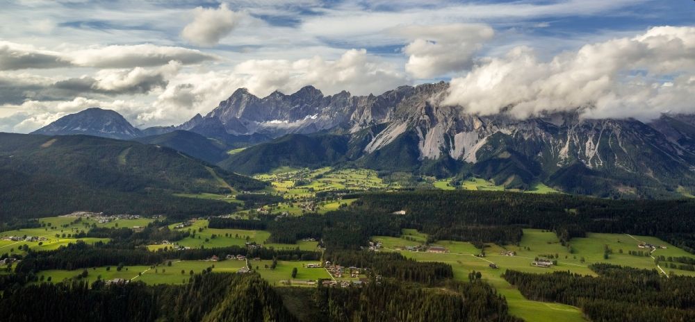 Rohrmoos aus der Vogelperspektive: Das Dachsteingebirge bei Rohrmoos im Bundesland Steiermark in Österreich
