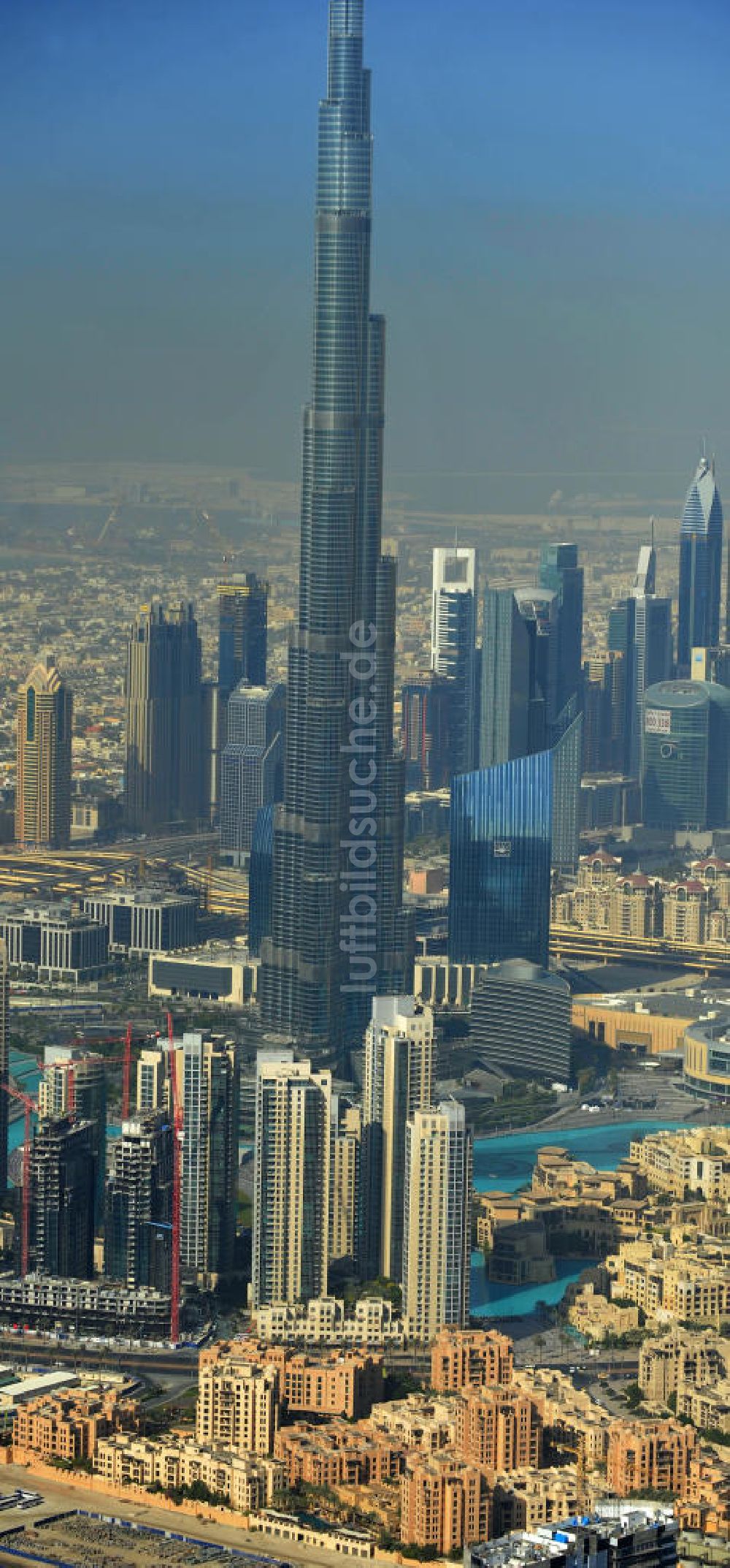 Luftbild DUBAI / DUBAYY - Das derzeit höchste Gebäude der Welt , das Hochhaus Burj Khalifa in der Skyline von Dubai