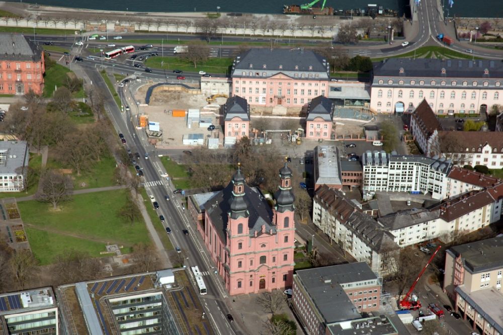 Mainz von oben - Das Deutschhaus mit dem Landtag von Rheinland-Pfalz und die Pfarrkirche St. Peter in Mainz
