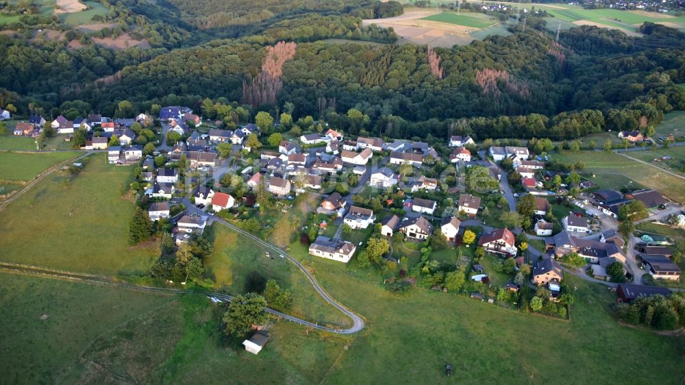 Luftaufnahme Hennef (Sieg) - Das Dorf Adscheid im Bundesland Nordrhein-Westfalen, Deutschland