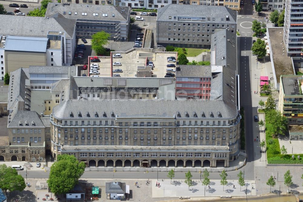 Koblenz von oben - Das ehemalige preußische Regierungsgebäude in den Rheinanlagen von Koblenz im Bundesland Rheinland-Pfalz