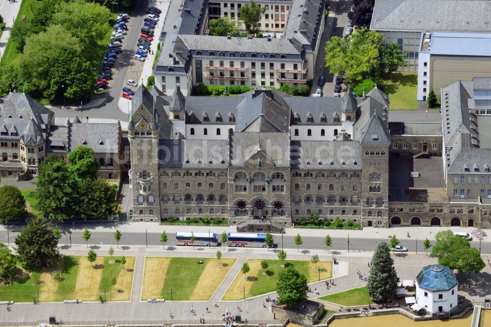 Koblenz aus der Vogelperspektive: Das ehemalige preußische Regierungsgebäude in den Rheinanlagen von Koblenz im Bundesland Rheinland-Pfalz