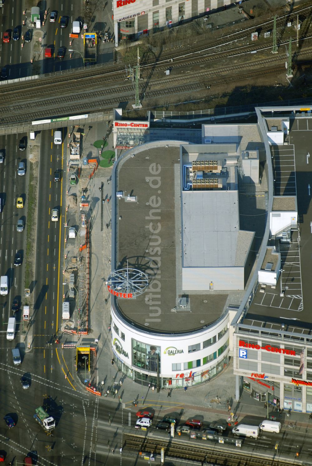 Berlin von oben - Das fertige Ringcenter 3 der ECE GmbH an der Frankfurter Allee in Berlin-Friedrichshain am Eröffnungstag