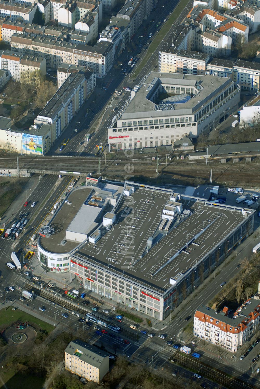 Luftbild Berlin - Das fertige Ringcenter 3 der ECE GmbH an der Frankfurter Allee in Berlin-Friedrichshain am Eröffnungstag