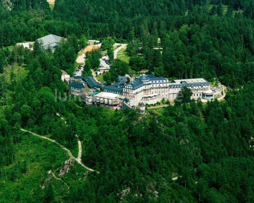 Bühl aus der Vogelperspektive: Das Hotel Bühlerhöhe auf dem Kohlbergfelsen in Bühl im Schwarzwald