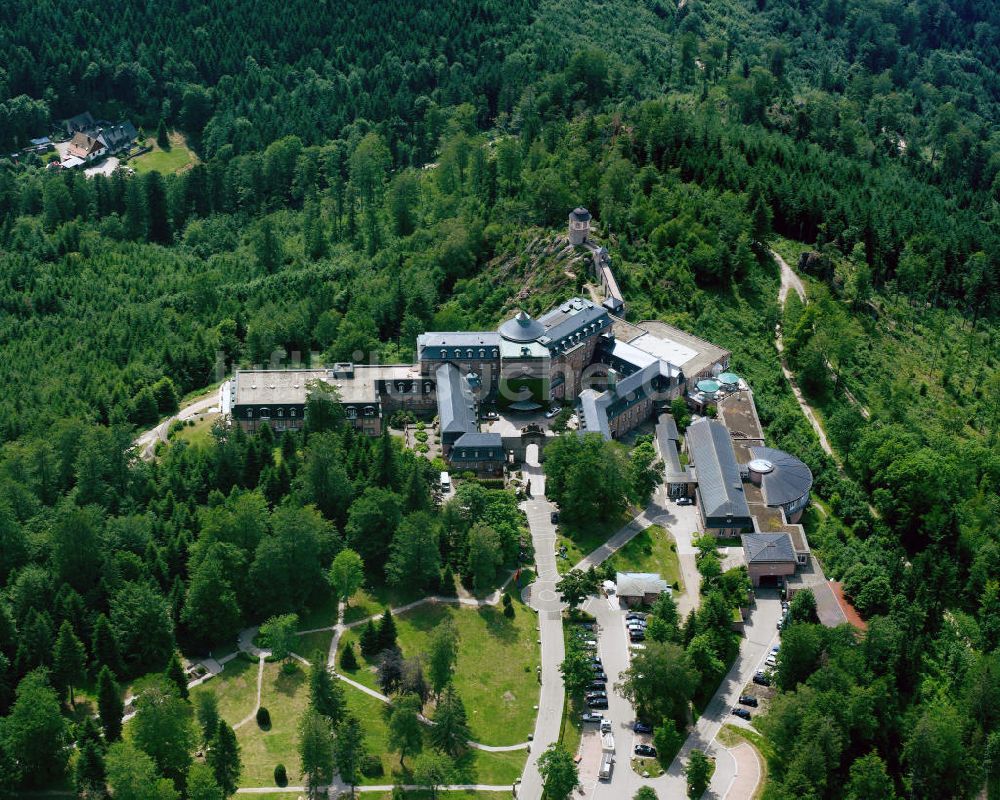 Luftbild Bühl - Das Hotel Bühlerhöhe auf dem Kohlbergfelsen in Bühl im Schwarzwald