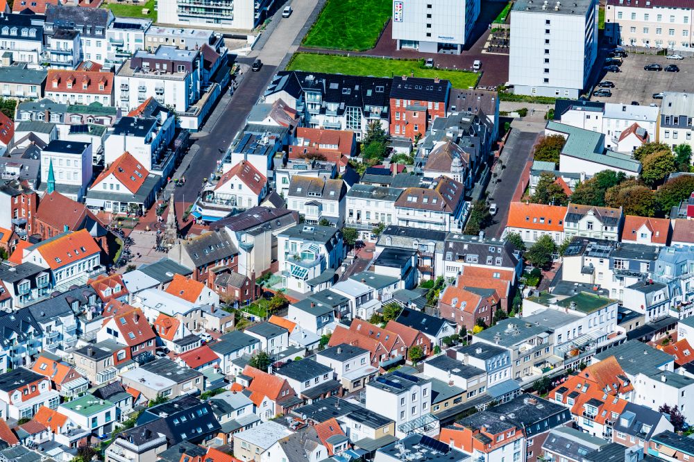 Luftbild Norderney - Das Kaiser Wilhelm Denkmal in der Fußgängerzone in der Knyphauserstraße auf der Insel Norderney im Bundesland Niedersachsen, Deutschland