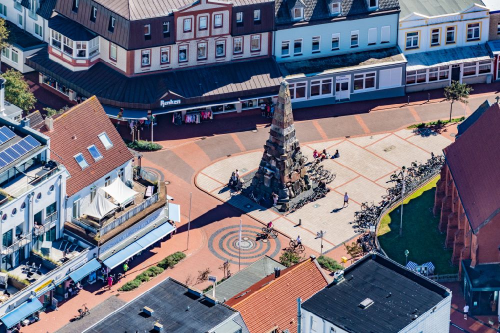Luftaufnahme Norderney - Das Kaiser Wilhelm Denkmal in der Fußgängerzone in der Knyphauserstraße auf der Insel Norderney im Bundesland Niedersachsen, Deutschland