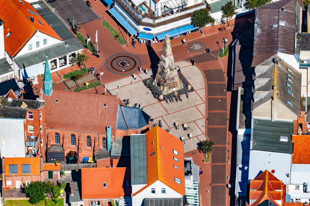 Luftbild Norderney - Das Kaiser Wilhelm Denkmal in der Fußgängerzone in der Knyphauserstraße auf der Insel Norderney im Bundesland Niedersachsen, Deutschland