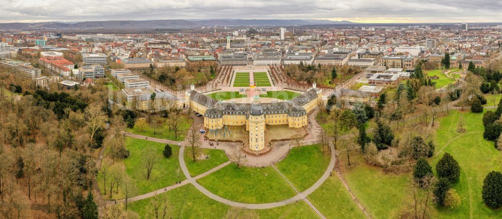 Luftbild Karlsruhe - Das Karlsruher Schloss in Karlsruhe im Bundesland Baden-Württemberg, Deutschland