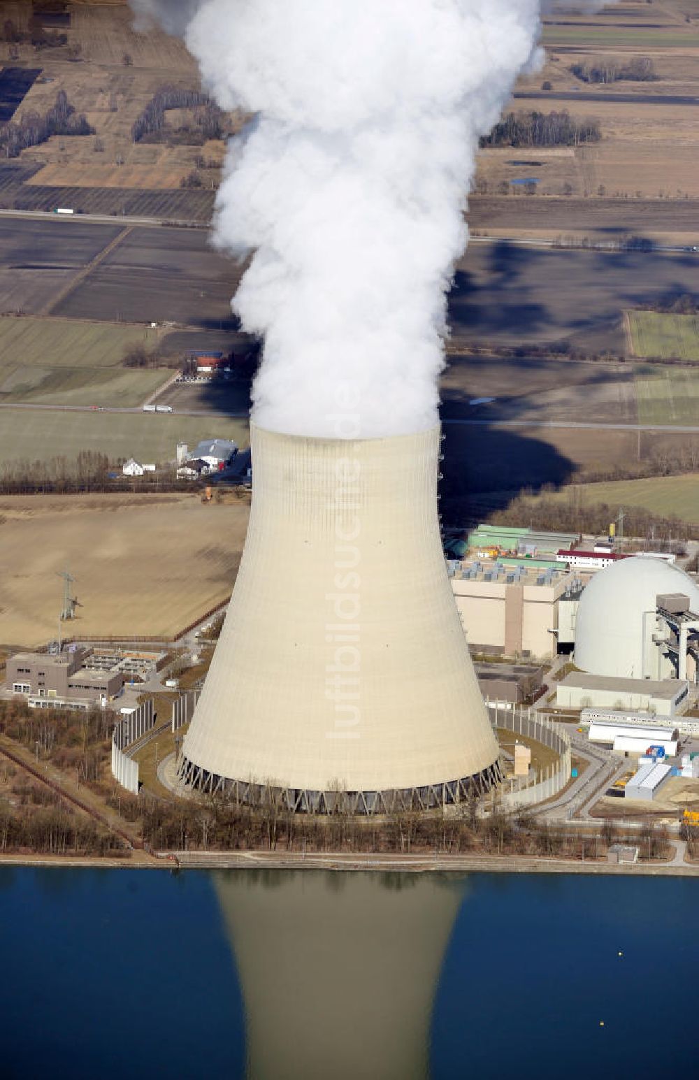 Niederaichbach von oben - Das Kernkraftwerk Isar in Niederaichbach in Bayern