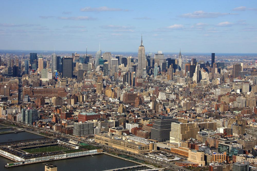 New York aus der Vogelperspektive: Das Midtown Westufer des New Yorker Stadtteils Manhattan mit dem Sportfeld Pier 40