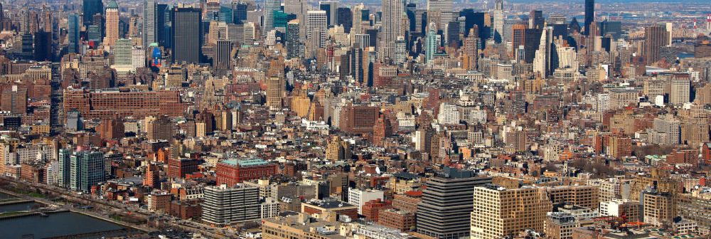 Luftbild New York - Das Midtown Westufer des New Yorker Stadtteils Manhattan mit dem Sportfeld Pier 40