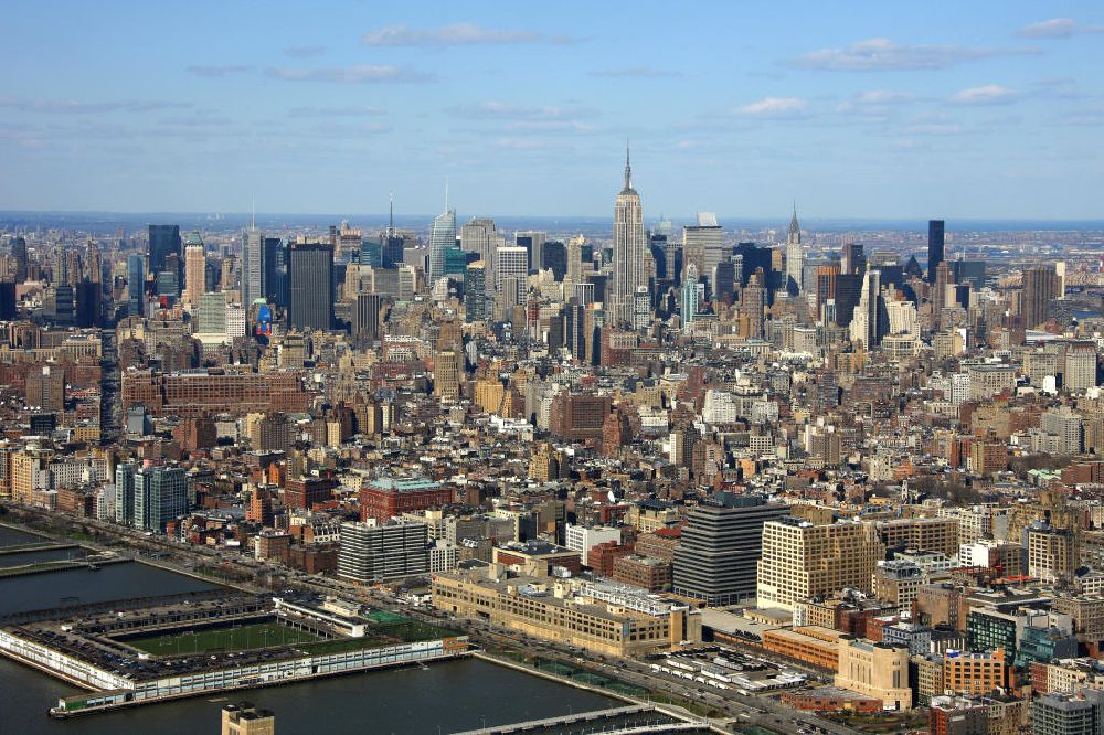 Luftaufnahme New York - Das Midtown Westufer des New Yorker Stadtteils Manhattan mit dem Sportfeld Pier 40