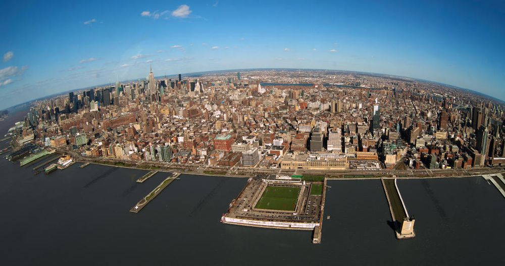 Luftbild New York - Das Midtown Westufer des New Yorker Stadtteils Manhattan mit dem Sportfeld Pier 40