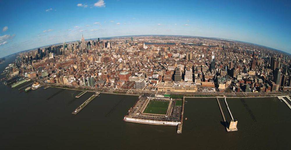 Luftaufnahme New York - Das Midtown Westufer des New Yorker Stadtteils Manhattan mit dem Sportfeld Pier 40