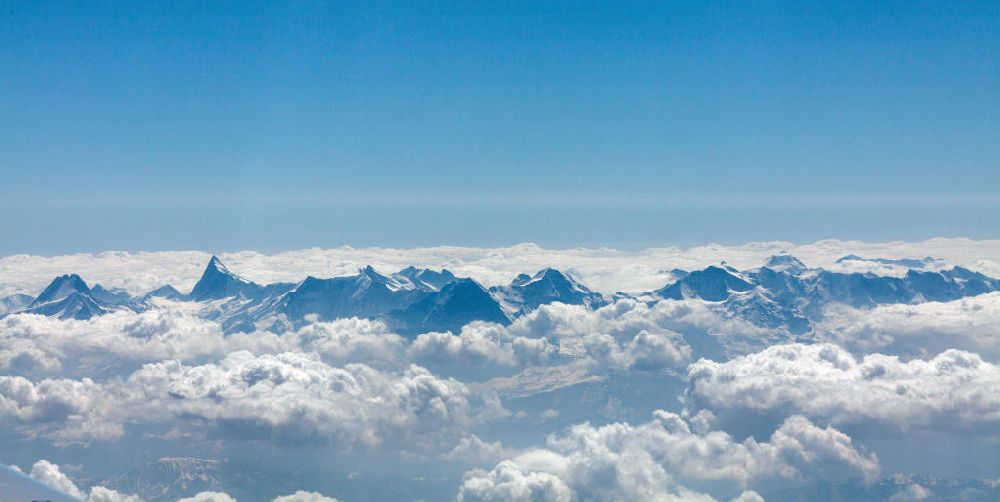 Luftaufnahme Saint-Gervais-les-Bains - Das Mont Blanc Massiv oberhalb der Wolkendecke in den Französischen Alpen