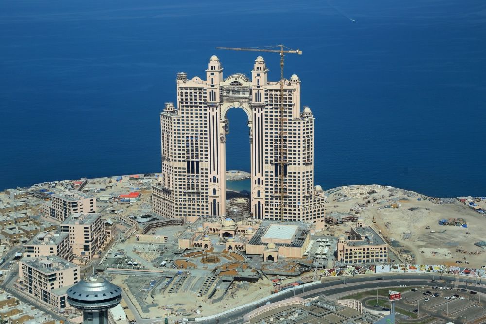 Luftaufnahme Abu Dhabi - Das neue Hochhaus Hotel Fairmont Marina Residences auf der künstlichen Insel Breakwater Island im Persischen Golf vor Abu Dhabi in den Vereinigten Arabischen Emirate steht kurz vor der Fertigstellung