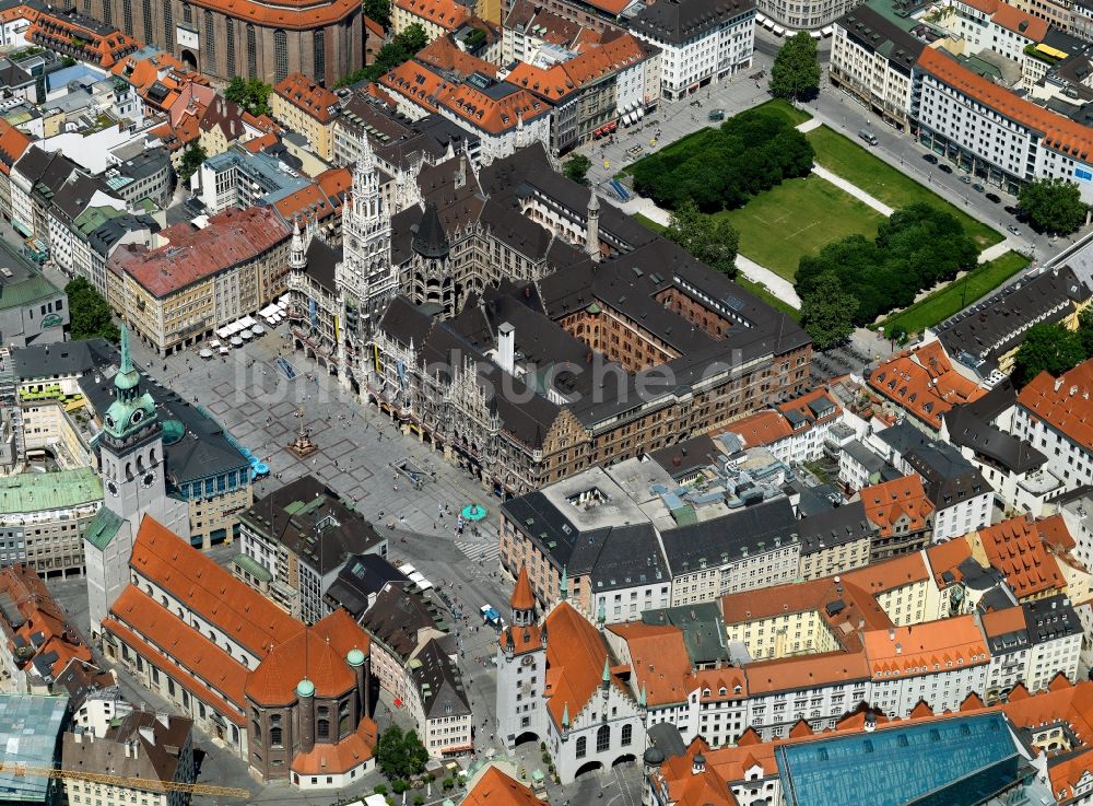 München aus der Vogelperspektive: Das Neue Rathaus am Marienplatz in der Innenstadt von München im Bundesland Bayern