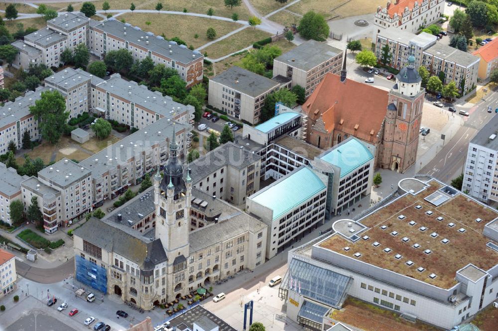 Dessau - Roßlau aus der Vogelperspektive: Das Rathaus der Stadt Dessau-Roßlau und die St. Marien Kirche am Marktplatz in Dessau