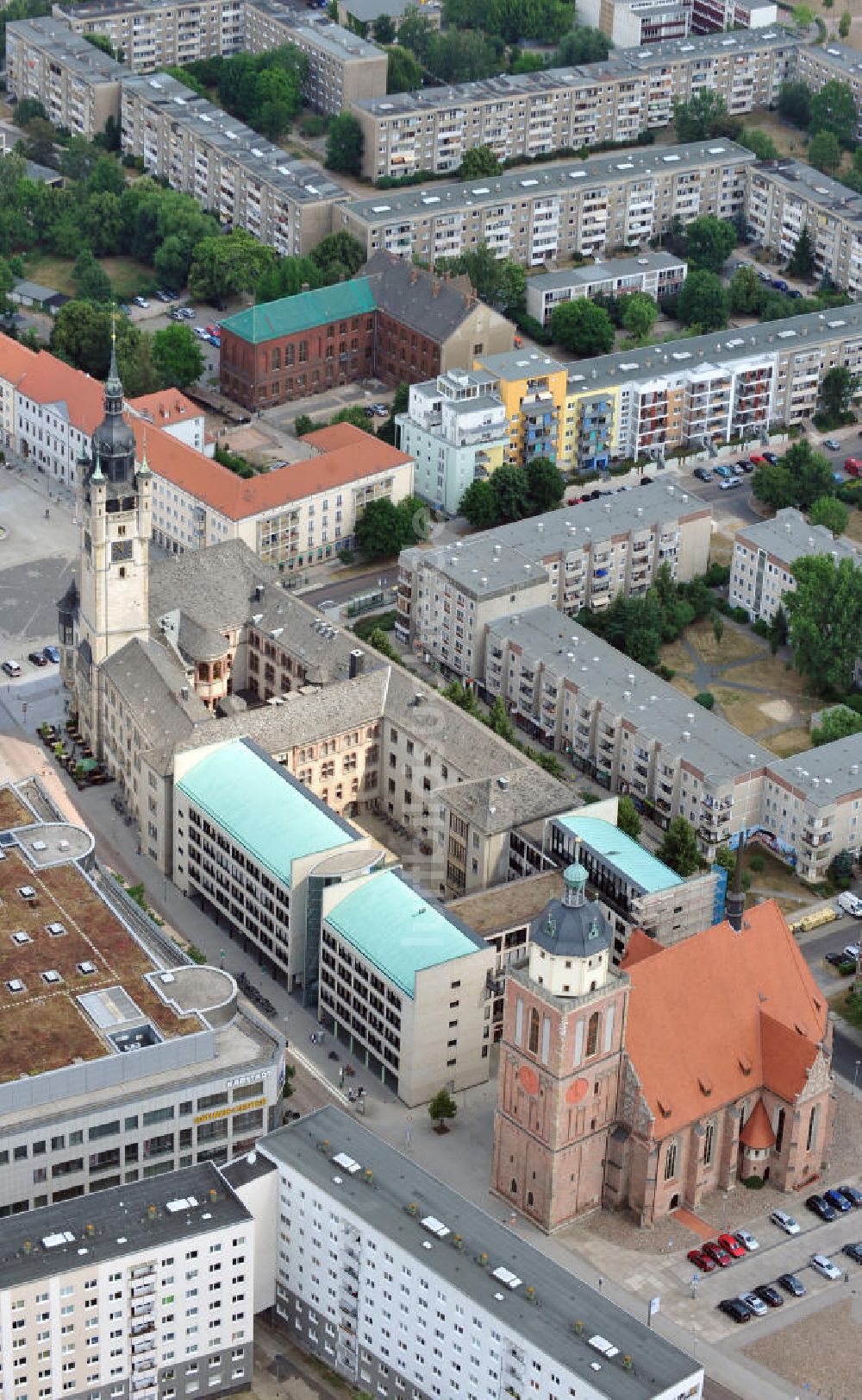 Luftaufnahme Dessau - Roßlau - Das Rathaus der Stadt Dessau-Roßlau und die St. Marien Kirche am Marktplatz in Dessau