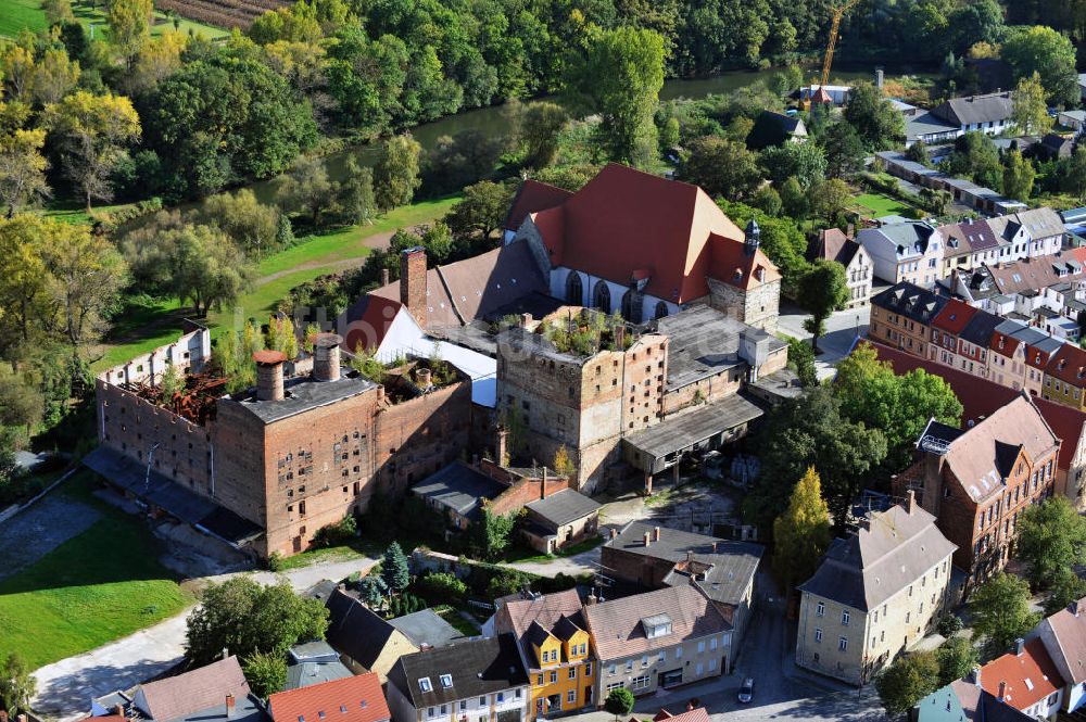 Nienburg / Saale aus der Vogelperspektive: Das Ruinengebäude der alten Malzfabrik in Nienburg an der Saale