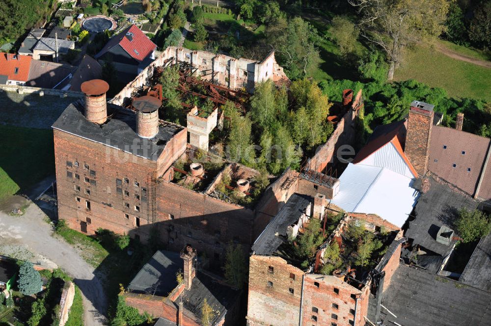Nienburg / Saale von oben - Das Ruinengebäude der alten Malzfabrik in Nienburg an der Saale
