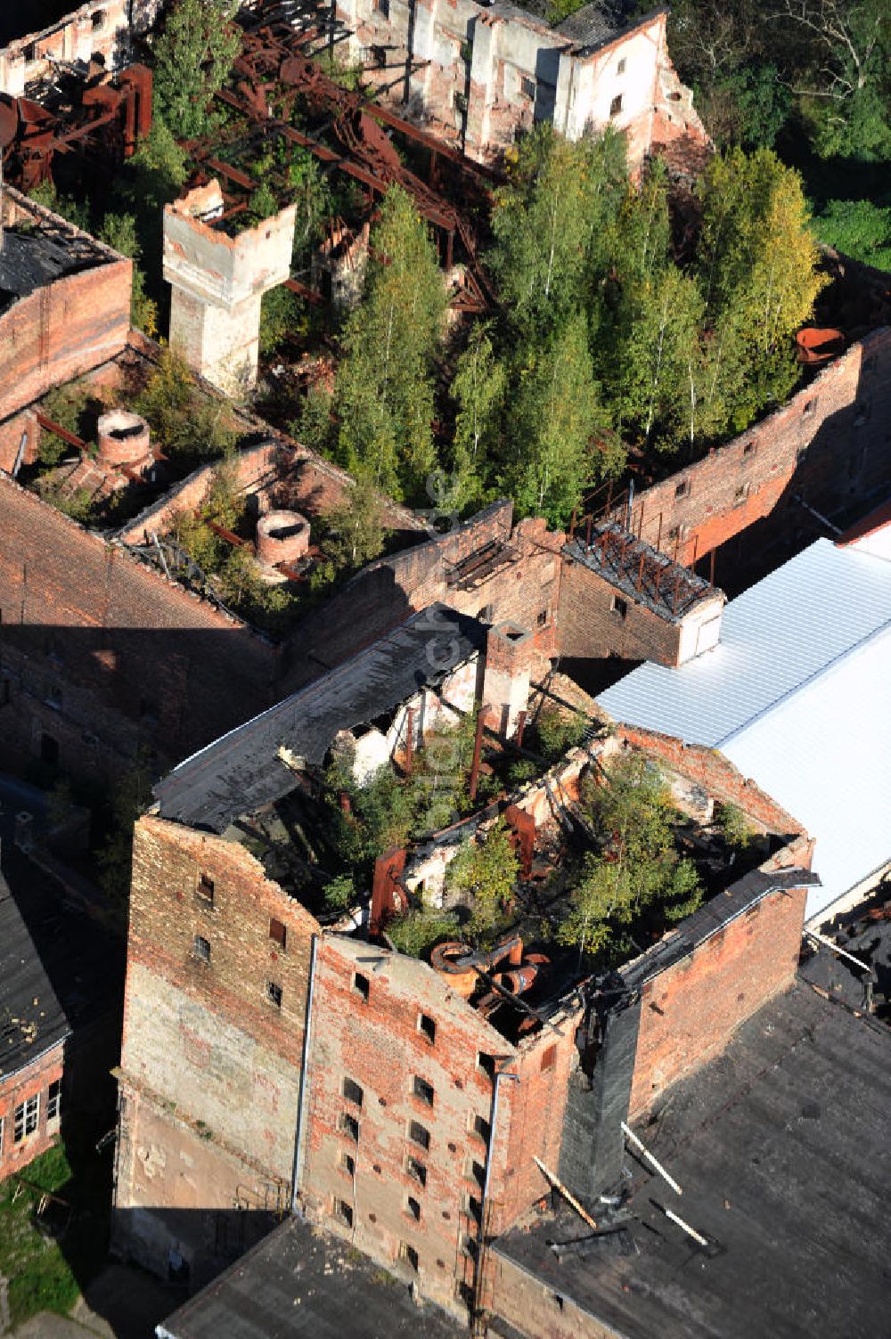 Nienburg / Saale aus der Vogelperspektive: Das Ruinengebäude der alten Malzfabrik in Nienburg an der Saale